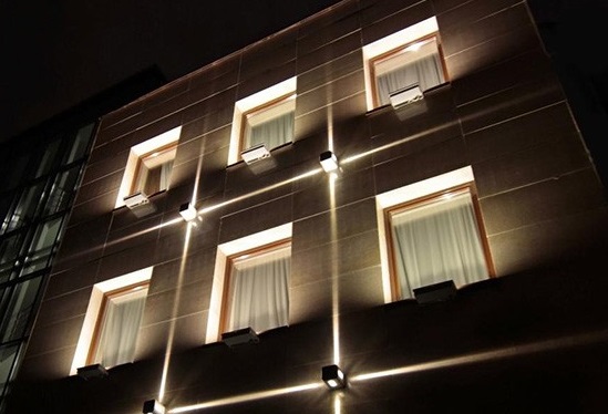 چراغ دکوراتیو در نورپردازی نماس ساختمان